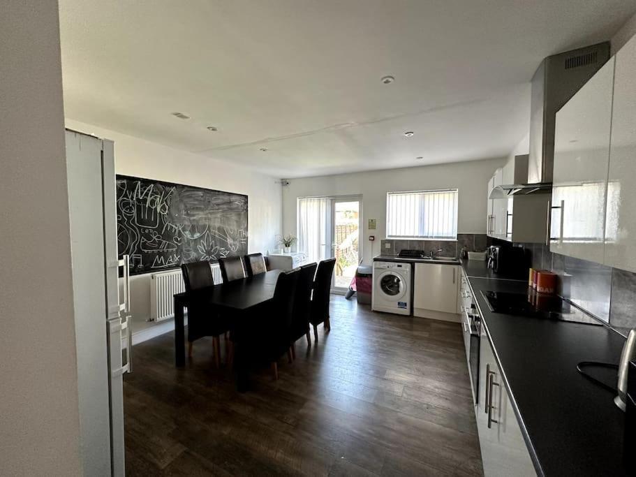 Spacious Holiday Home Near Tube Station - By Starlet Stays Londres Exterior foto