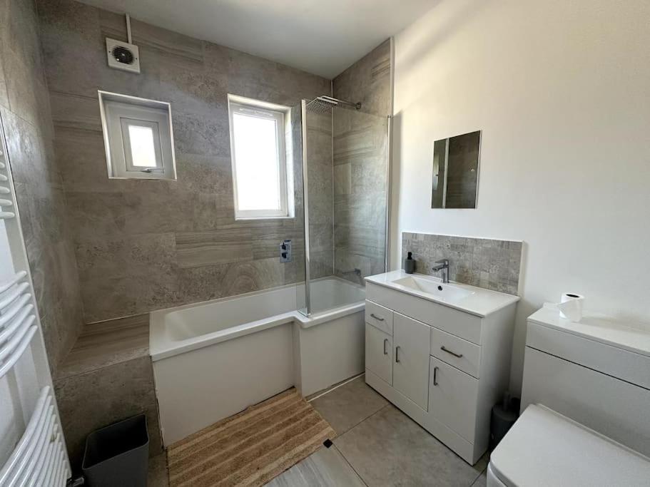 Spacious Holiday Home Near Tube Station - By Starlet Stays Londres Exterior foto