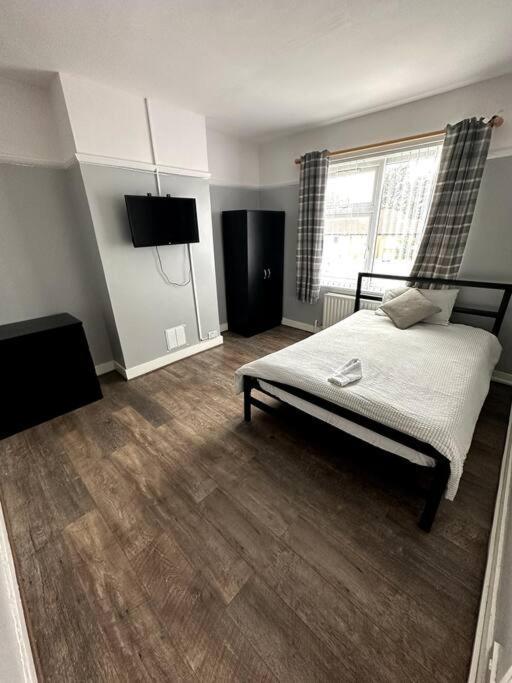 Spacious Holiday Home Near Tube Station - By Starlet Stays Londres Exterior foto
