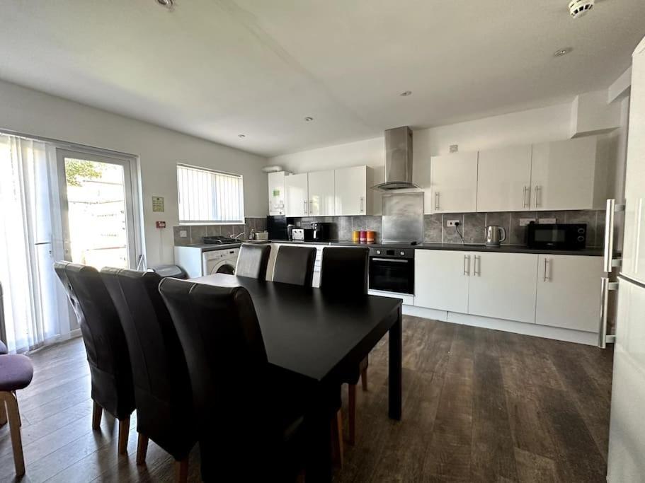 Spacious Holiday Home Near Tube Station - By Starlet Stays Londres Exterior foto
